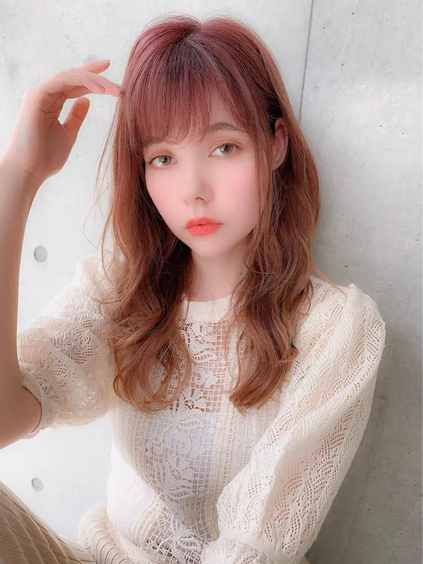 セミロング ミルクティーカラー イイサカシュンスケのヘアスタイル