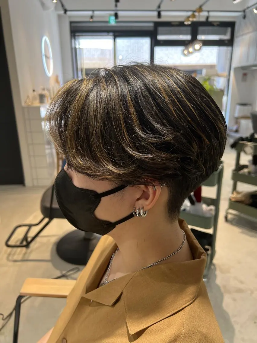 ミディアム カラー メンズ センターパート メンズハイライト ハイライトカラー ハイライト カット ヘアカラー メンズカットパーマ ✂️ JOYAのヘアスタイル