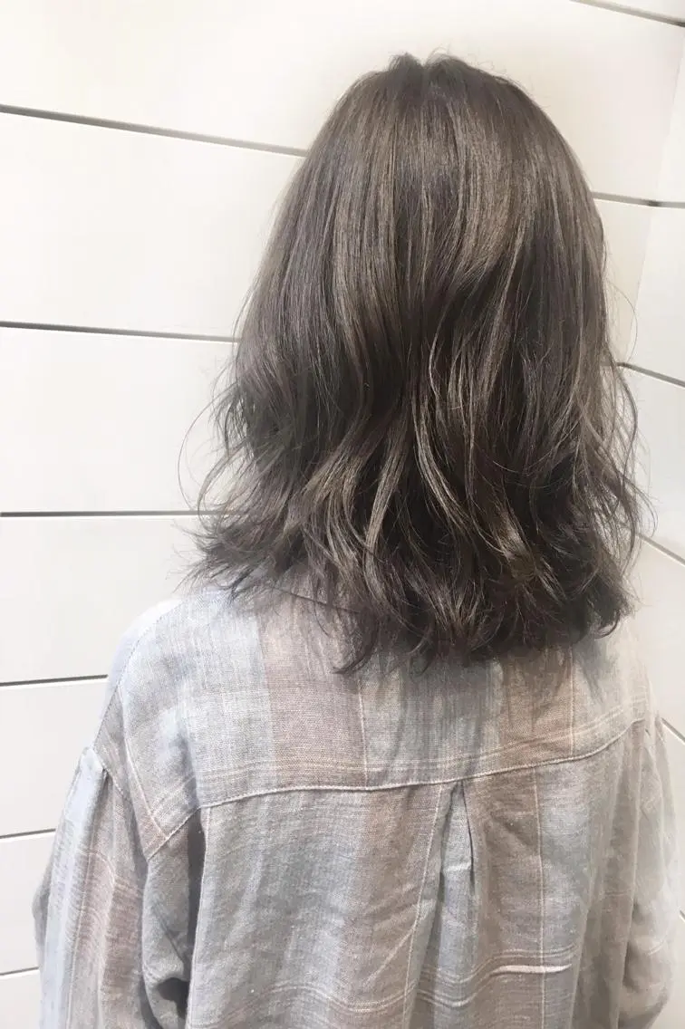 セミロング カラー グレージュ 鍵山 千秋のヘアスタイル