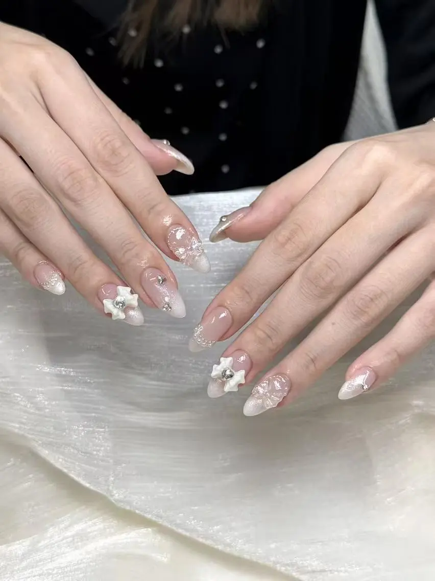 ネイル オーロラネイル ブルー チークネイル フットネイル フレンチネイル はる🎀ネイル& アイラッシュ🐈⬛のマツエク・マツパデザイン