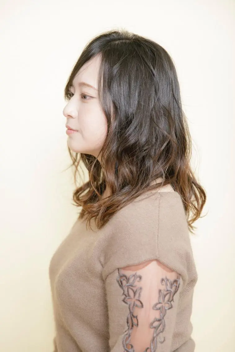 セミロング カラー パーマ 横手 愛美のヘアスタイル