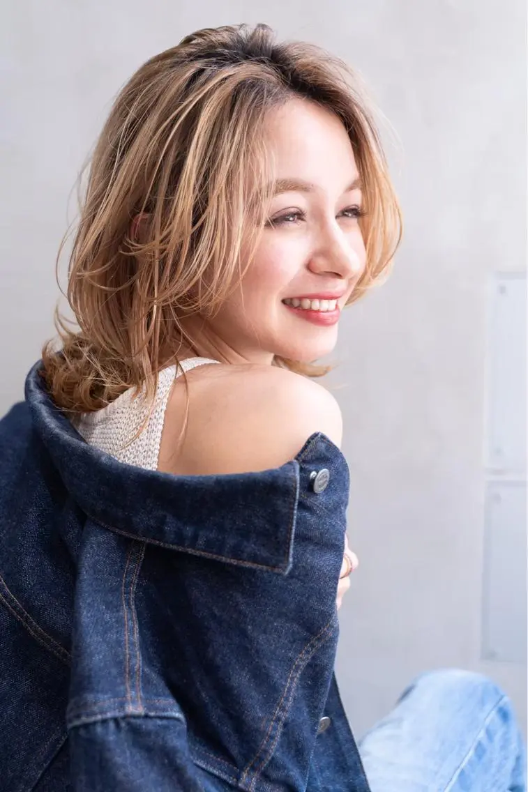 ミディアム カラー ヘアカラー トリートメント ヘアセット ハイトーン/レイヤー 💜Akaneのヘアスタイル