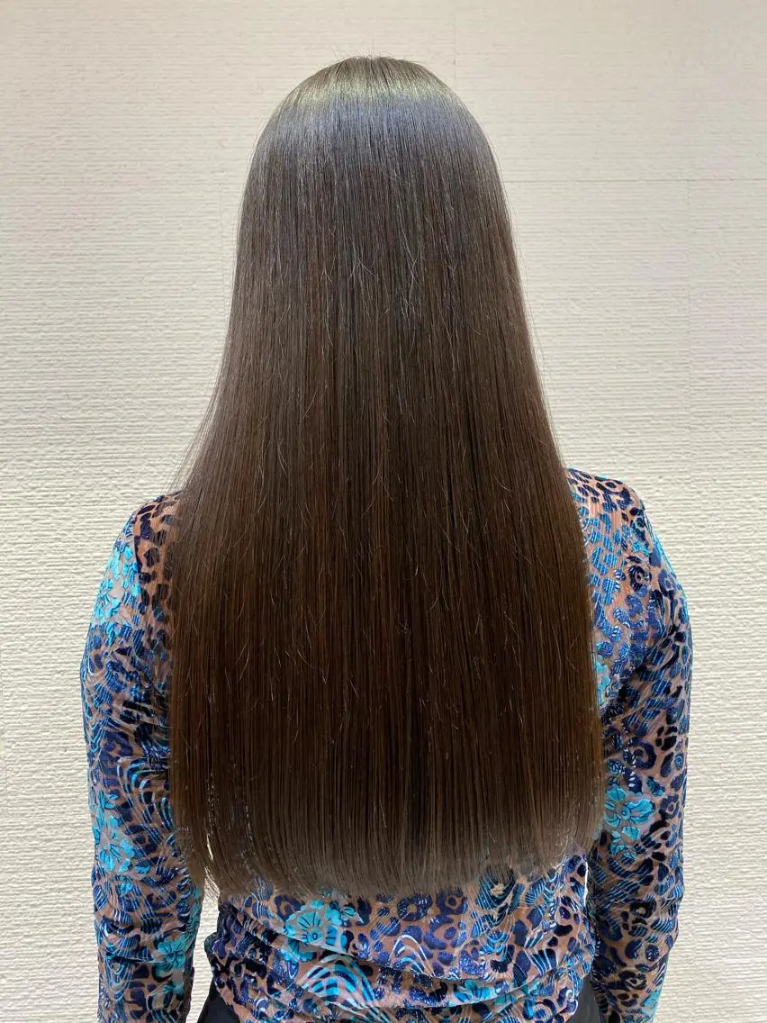 ロング レイヤーカット/ 前髪顔周りカットのヘアスタイル