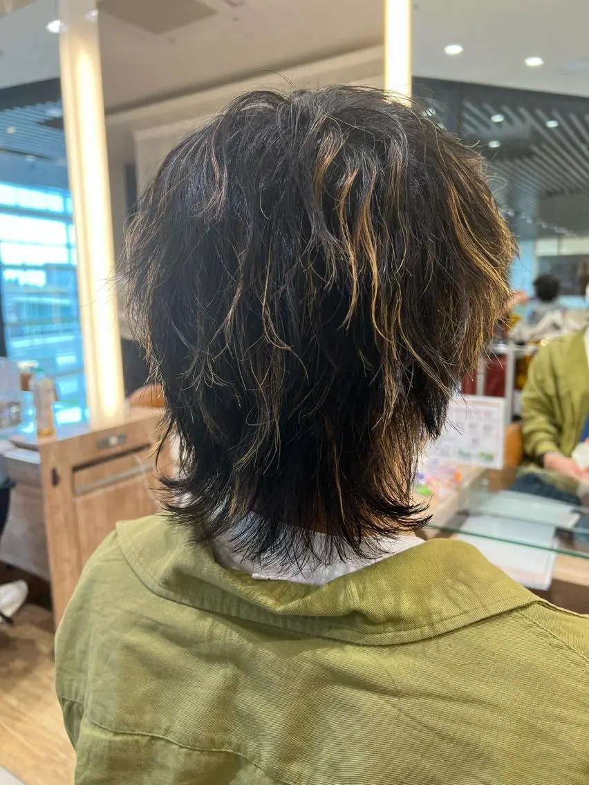 カラー パーマ メンズ メンズハイライト メンズメッシュ ハイライトカラー メッシュ カット パーマ 赤本悠斗波巻きパーマ メンズパーマのヘアスタイル