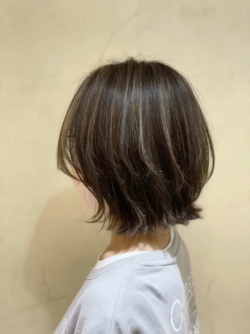 ショート カラー ヘアアレンジ ブリーチ グレージュ ハイライトカラー ボブ ハイライト ヘアカラー トリートメント 秋山 幸太のヘアスタイル