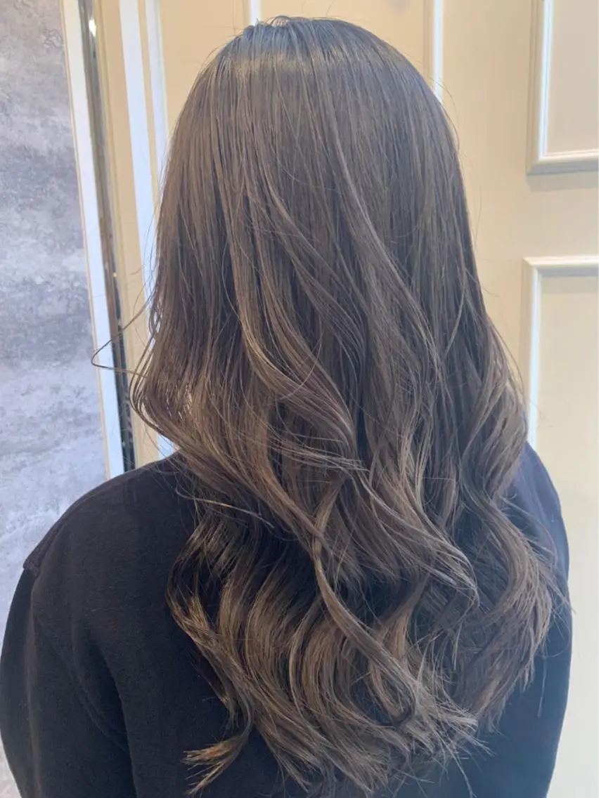 ロング カラー グレージュ Blanco Color&Careのヘアスタイル
