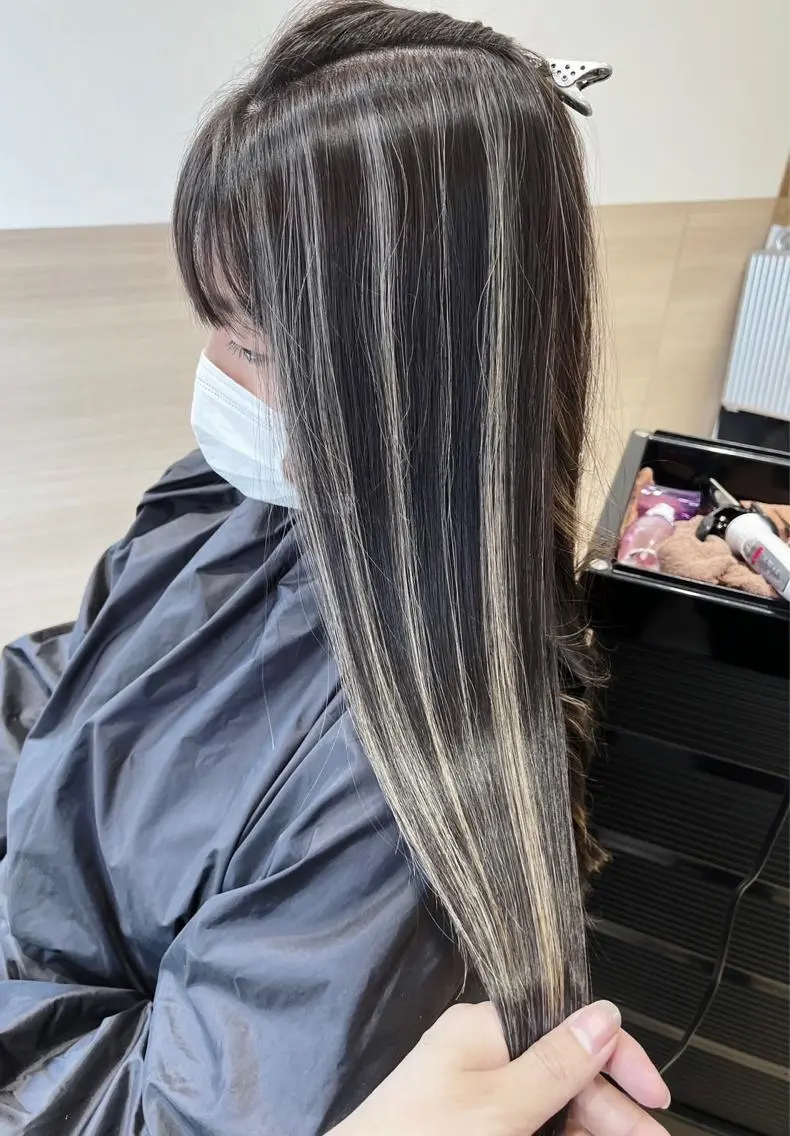 ロング カラー ダークグレー ダークグレージュ グレージュ ハイライトカラー ハイライト ヘアカラー トリートメント 指名数No.1 /NAOYAのヘアスタイル