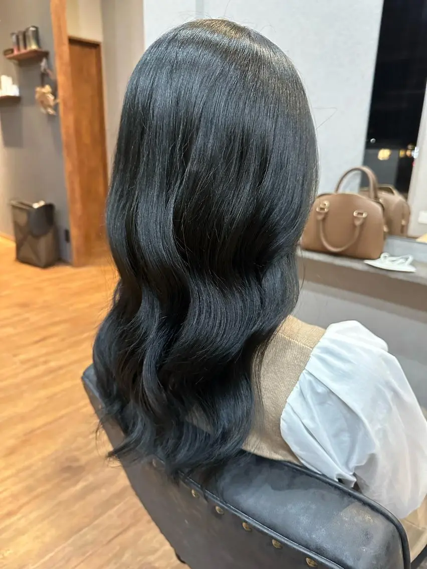 ロング カラー 黒髪 ブルーカラー ブルーブラック ヘアカラー トリートメント 鵜飼 真伍のヘアスタイル