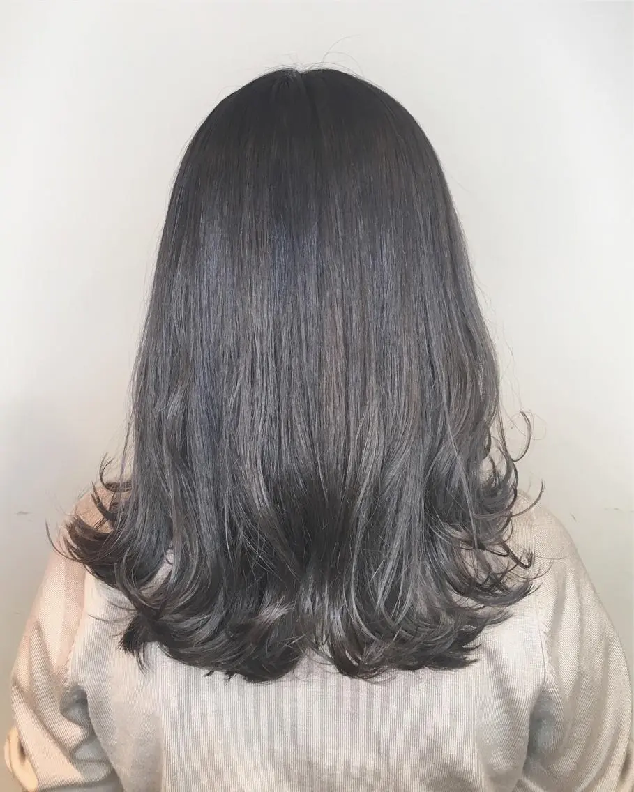 ミディアム カラー ヘアアレンジ ブリーチ ダークグレー ダークグレージュ グレージュ 🌿‬ ܸAir 透明感🌱西村知佳のヘアスタイル