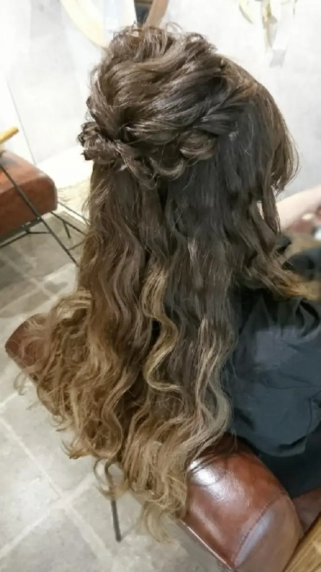 ロング ヘアアレンジ ハーフアップ 植田 真理のエステ・リラクイメージ