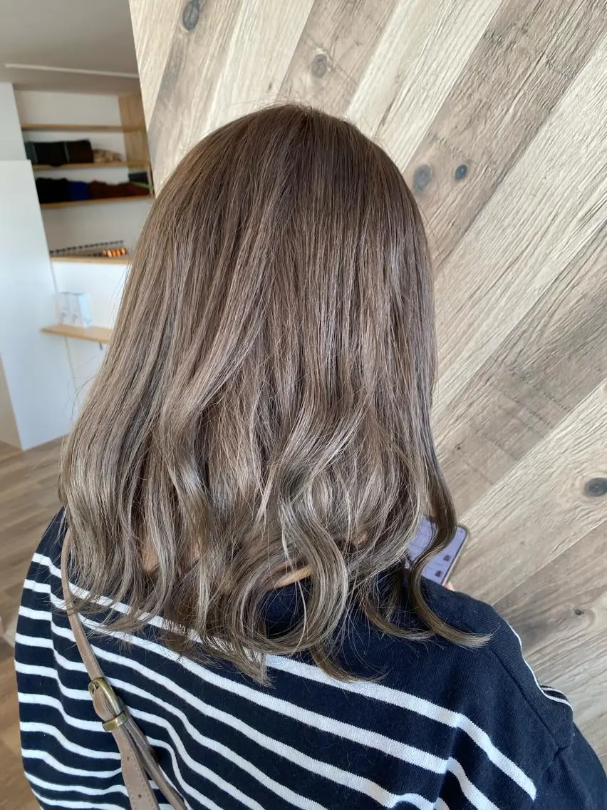カラー ブリーチ グレージュ Kanari Ryuのヘアスタイル