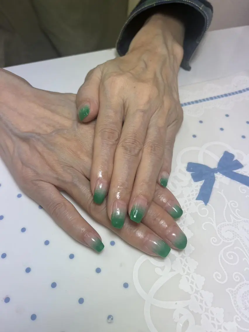 salon UNE LMA見習いスタッフのネイルデザイン