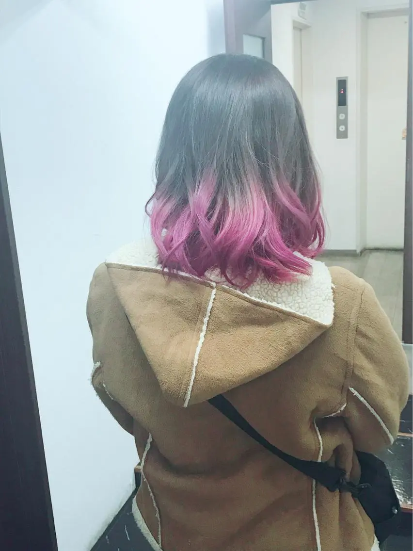 ショート カラー グラデーションカラー ヤナ マネージャーのヘアスタイル