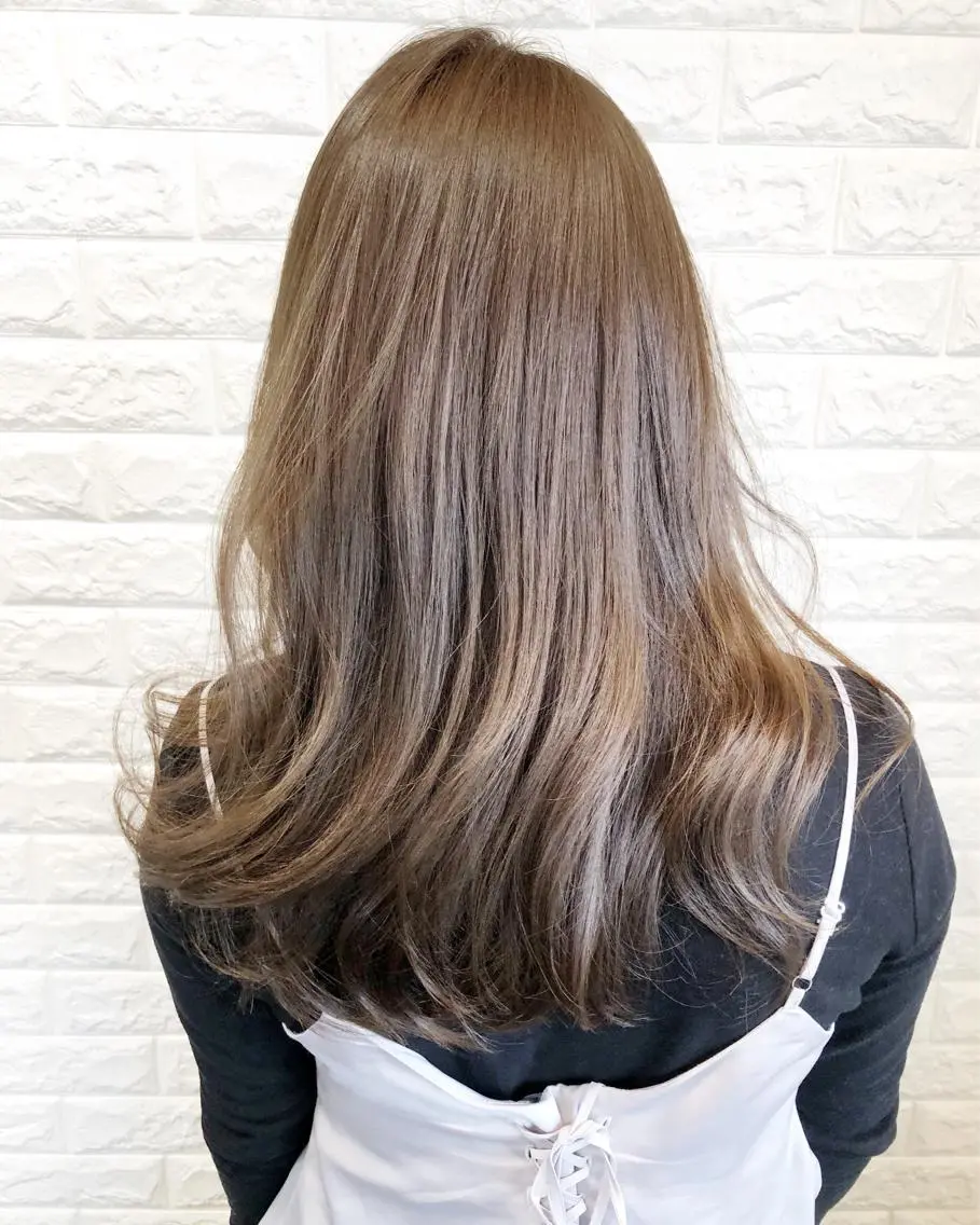 カラー グレージュ 西本 夏美のヘアスタイル