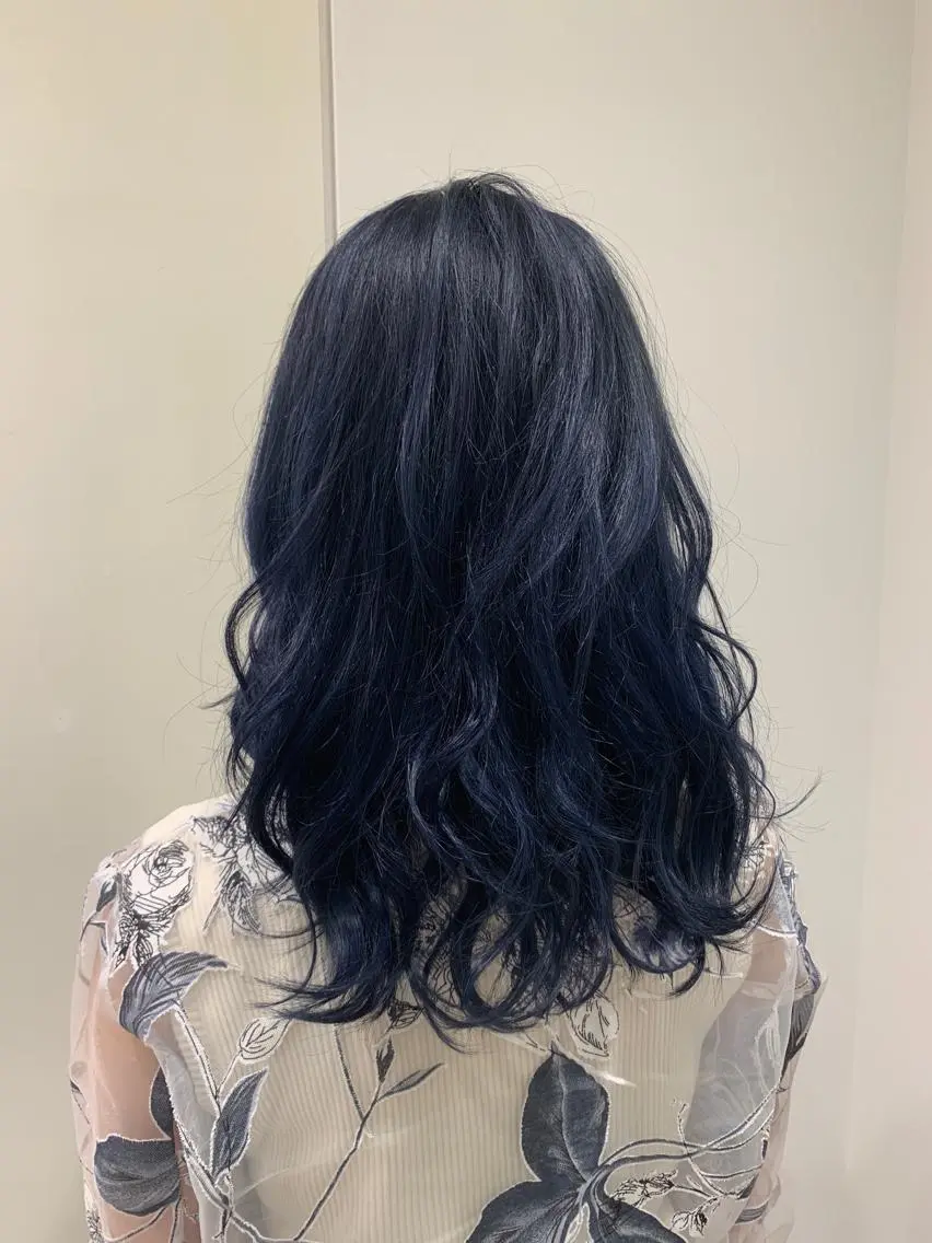 セミロング カラー ブリーチ ブルーカラー ケアブリーチ ネイビーカラー カット ヘアカラー トリートメント インナーエクステ渋谷 🦋KAJIのヘアスタイル