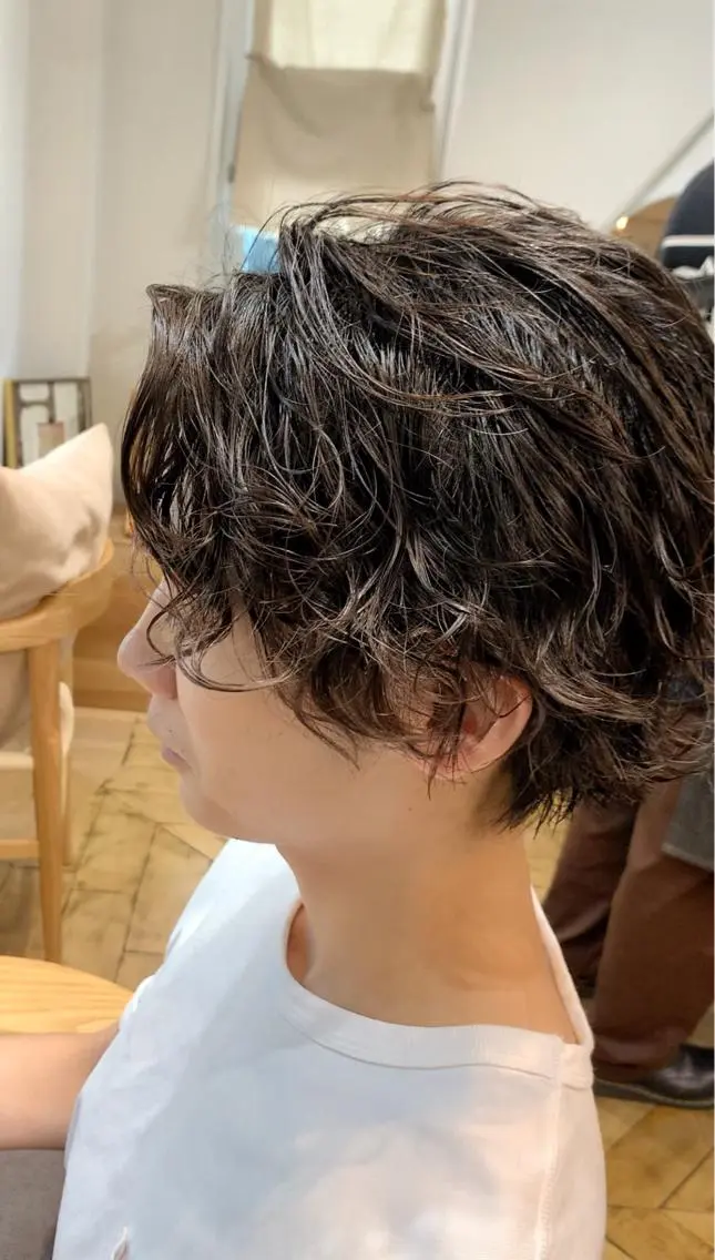 ミディアム パーマ メンズ ミディアムパーマ メンズブリーチ センターパート フェードカット メンズハイライト メンズStylist 山根慧のヘアスタイル