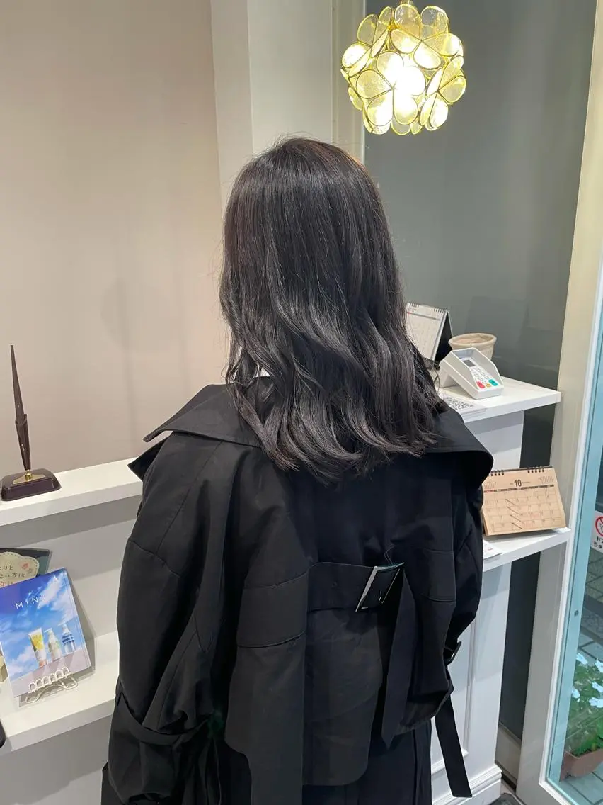 セミロング カラー 黒髪 グレージュ ラベンダーカラー ラベンダーグレージュ ラベンダーグレー ヘアカラー トリートメント 酒見 里奈のヘアスタイル