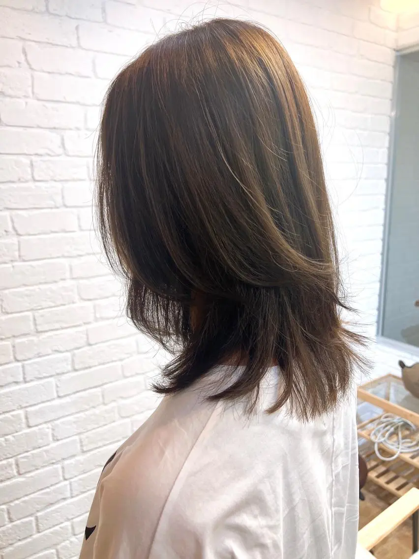 セミロング カラー ベージュカラー オリーブベージュ レイヤーカット 艶髪専門美容師🏄 kazuレスlessのヘアスタイル