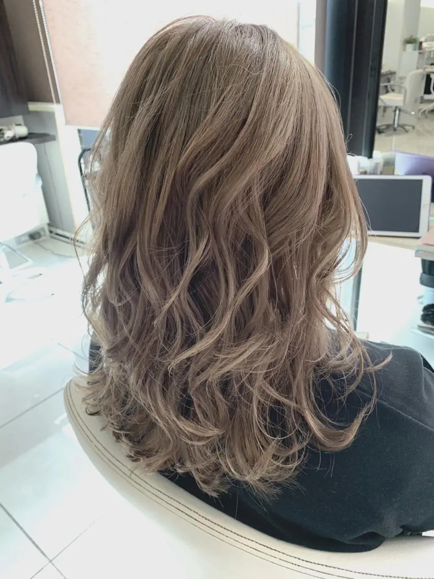 セミロング カラー ヘアアレンジ ブリーチ ケアブリーチ グレージュ Merci メルシー 福岡、今泉のヘアスタイル