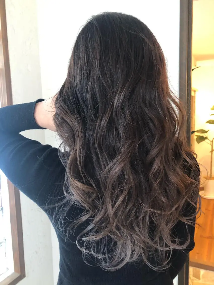 カラー アディクシーカラー ブリーチ シルバー 井上 歩美のヘアスタイル