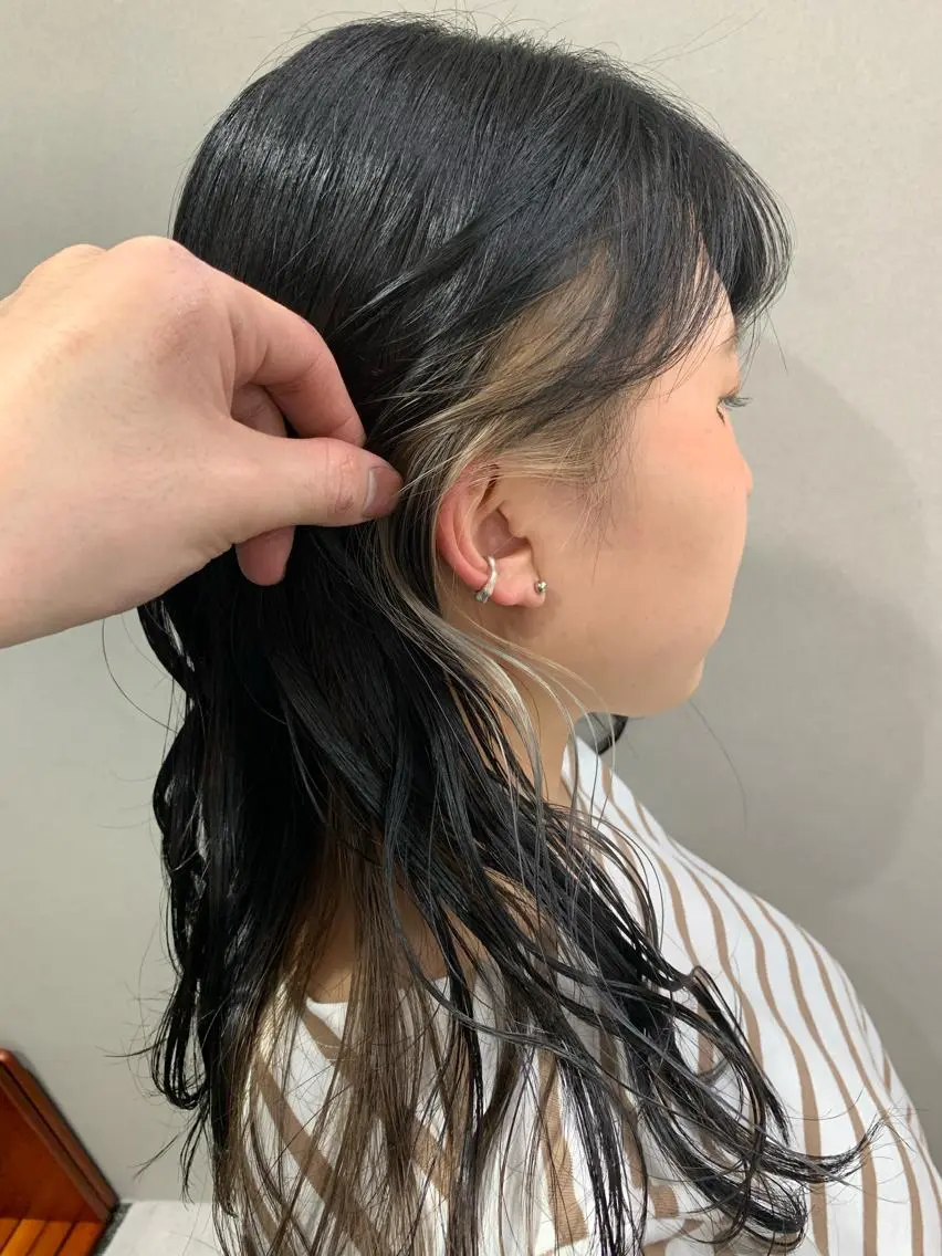 ロング カラー ベージュカラー 黒髪 イヤリングカラー ホワイトベージュ 浦野 剛志のヘアスタイル