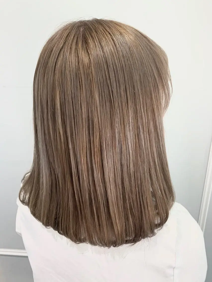セミロング カラー ブリーチ ハイライトカラー ハイライト ヘアカラー トリートメント 🦖鶴岡 香純🦖のヘアスタイル