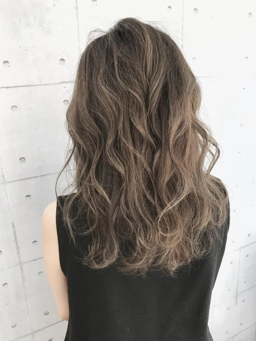 セミロング カラー アッシュ ベージュカラー グレージュ ハイライトカラー 外国人風カラー 高木 麻知子のヘアスタイル