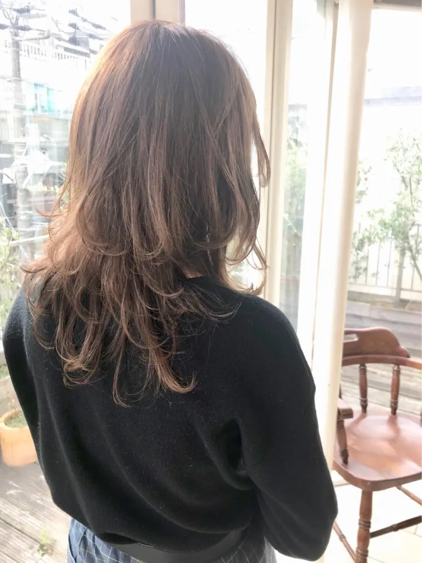 セミロング カラー パーマ ハイレイヤー レイヤーカット 加藤 綾華のヘアスタイル