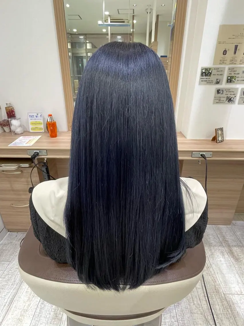 ロング カラー 黒髪 ブリーチ ブルーカラー ブルーブラック 加藤 未歩のヘアスタイル