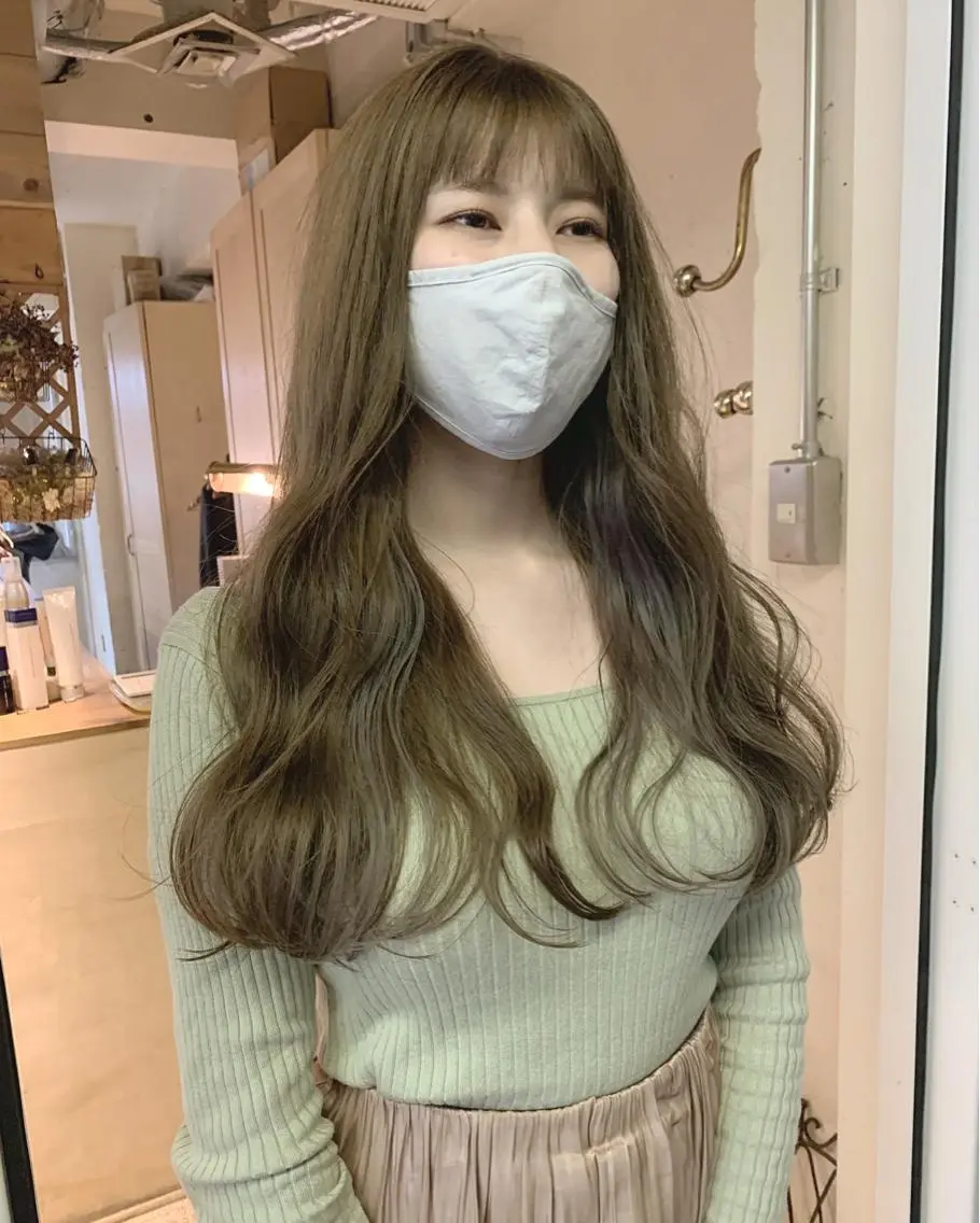ロング カラー ベージュカラー シルバー シルバーベージュ パーマ美容師 hanaのヘアスタイル