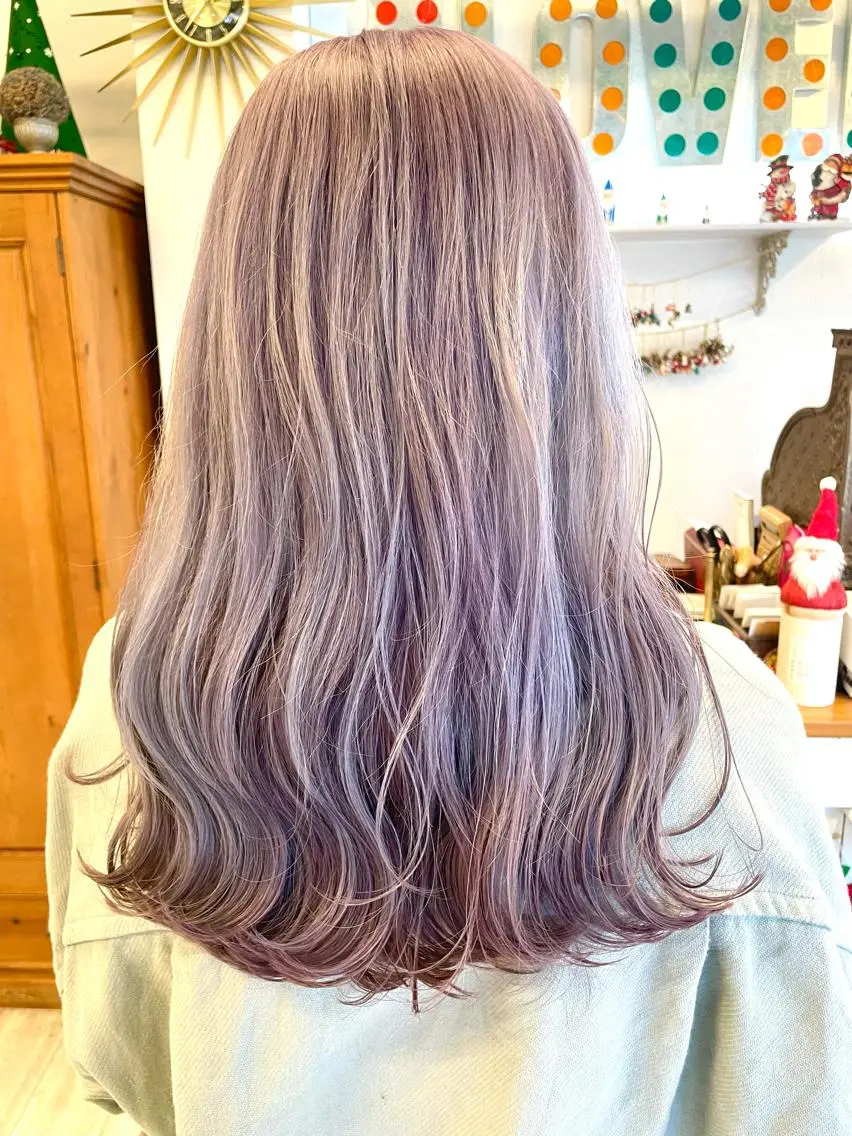 ミディアム カラー インナーカラー 推し ブリーチ 髪質改善のヘアスタイル
