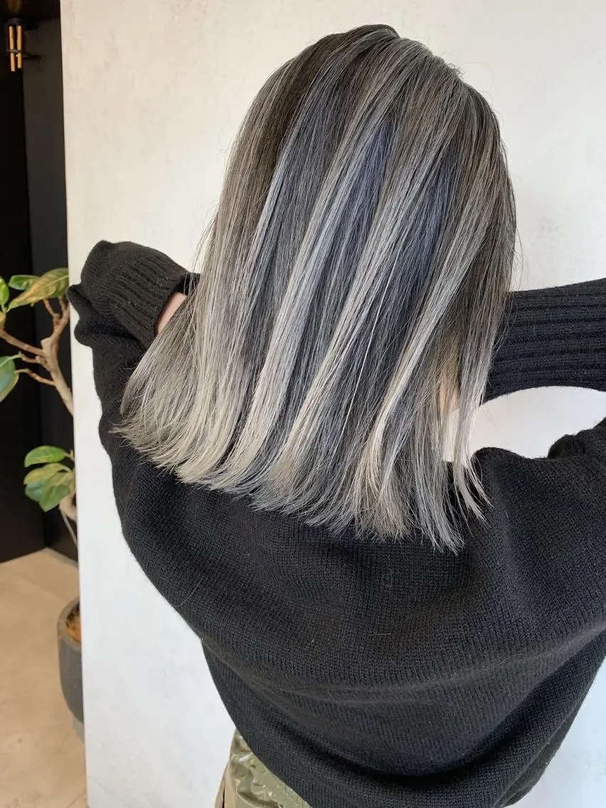 ショート カラー 切りっぱなしボブ グラデーションカラー ハイトーンカラー シルバー ボブ ili 梅田のヘアスタイル