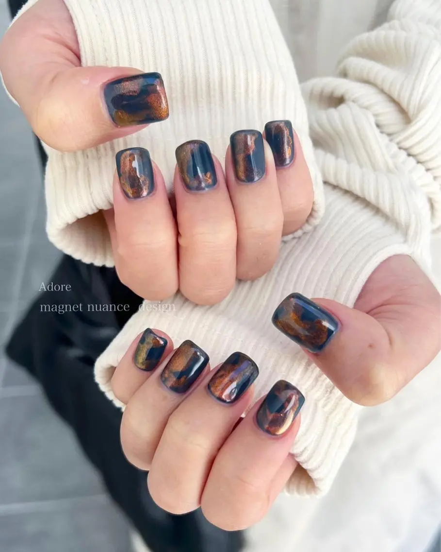 ネイル グリーン キラキラネイル マグネットネイル ニュアンスネイル オレンジ ハンドネイル Nail Adore.のネイルデザイン