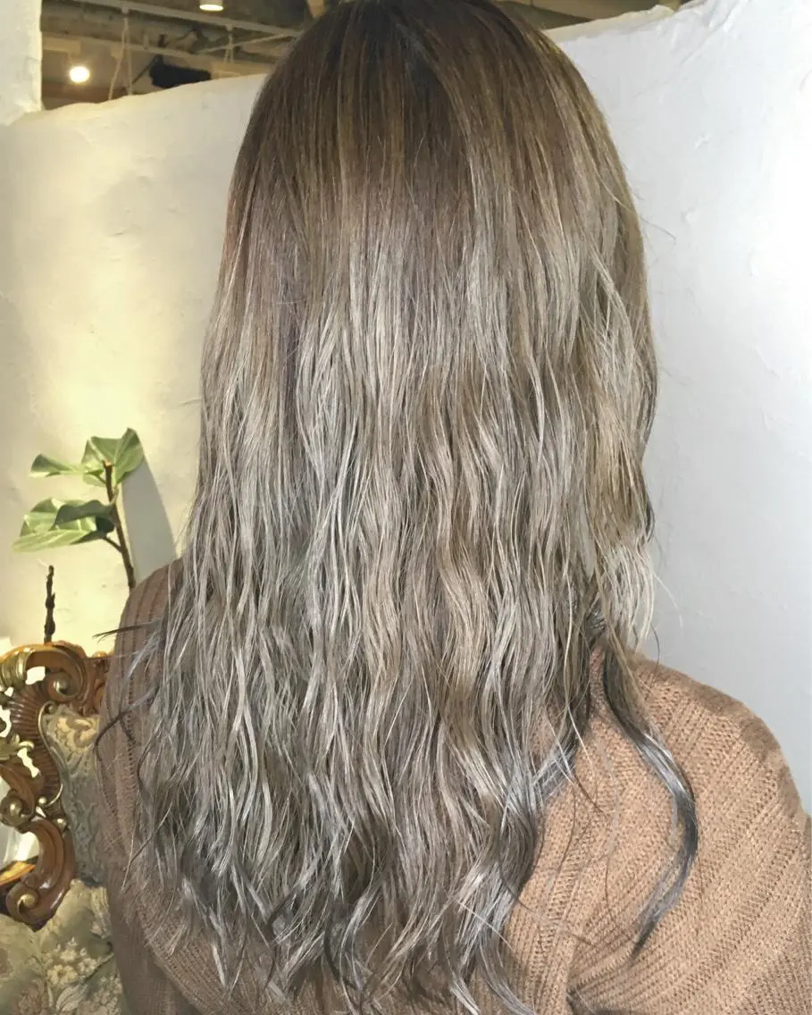 ロング カラー パーマ ヘアアレンジ ベージュカラー シルバー シルバーベージュ エグチ アキラのヘアスタイル