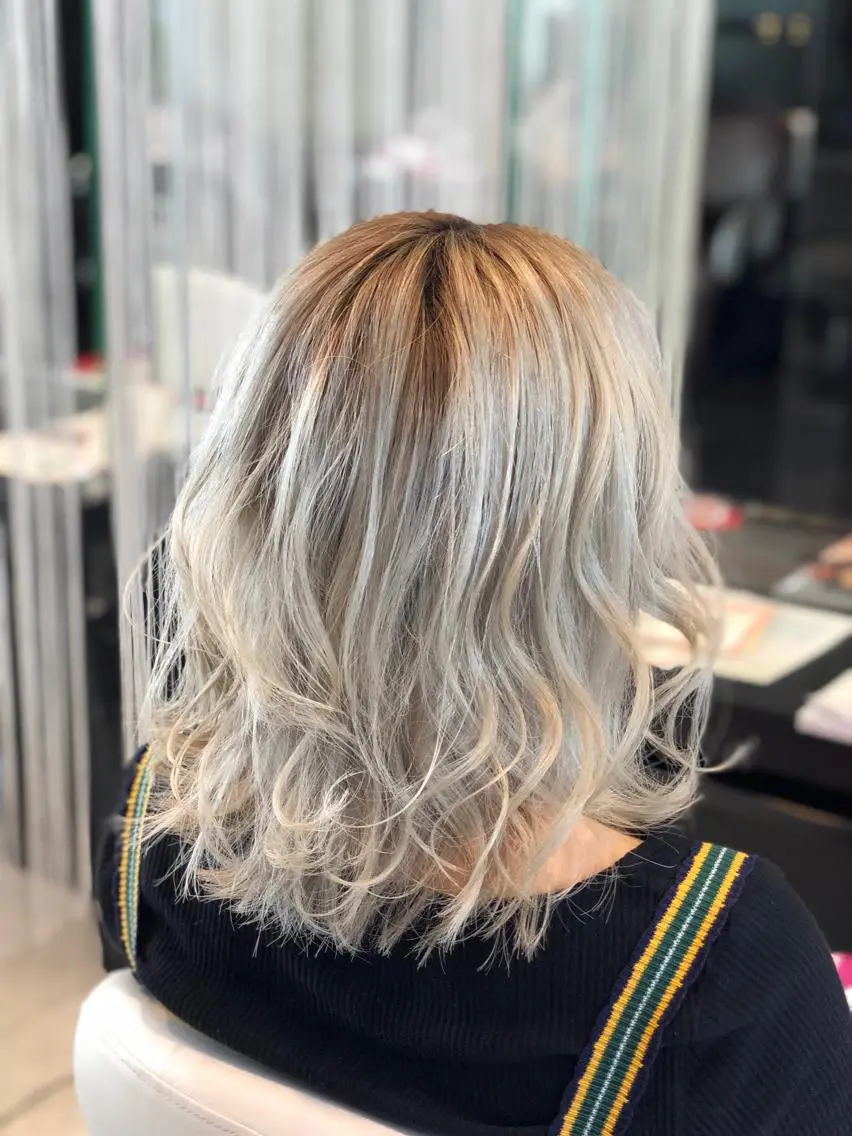 ミディアム カラー ヘアアレンジ アッシュ ブリーチ ホワイトアッシュ 渡辺　亮/髪質改善 レイヤーカットのヘアスタイル