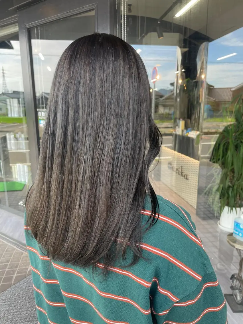 ロング カラー 黒髪 ブリーチ ブルーカラー ブルーブラック ハイライトカラー マキノ キョウカのヘアスタイル