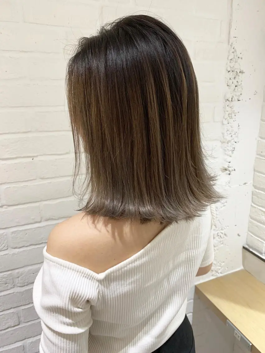 ミディアム カラー バレイヤージュ グレージュ かきあげバング レイヤーカット 外ハネヘア ヘアカラー レイヤー/大人メンズ パーマ🌀 平島拓也のヘアスタイル