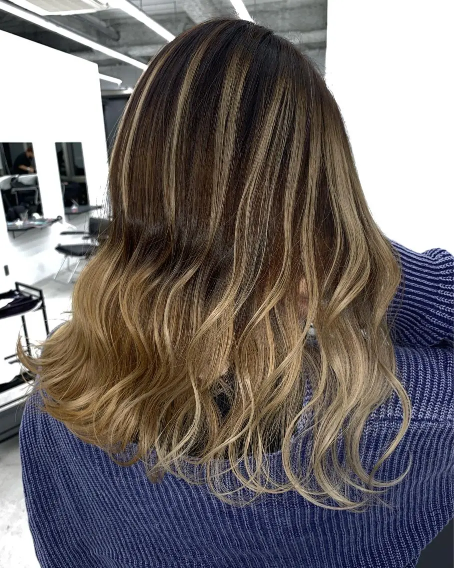 セミロング レイヤーカット 山田 絵里菜のヘアスタイル