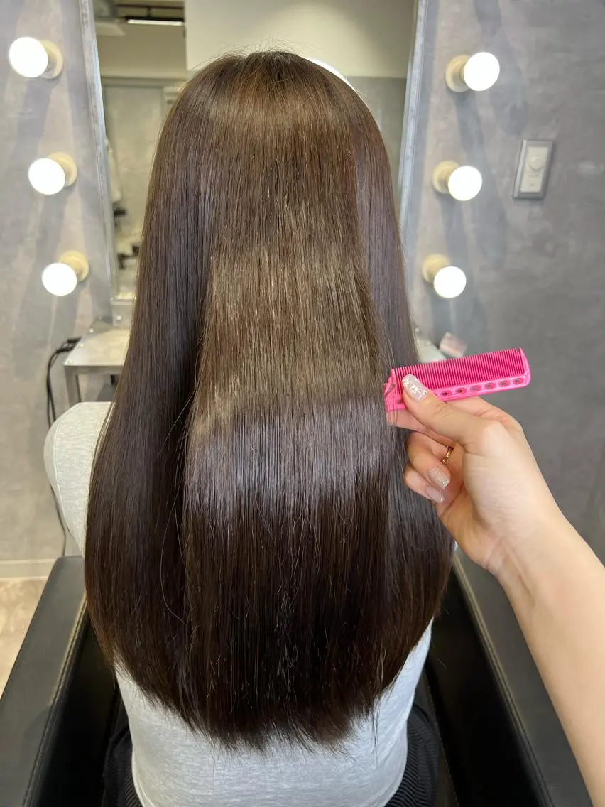 ロング カラー ヘアアレンジ ベージュカラー ブリーチ ダブルカラー ミルクティーベージュ ヨシンモリ hiiko顔まわり カットのヘアスタイル