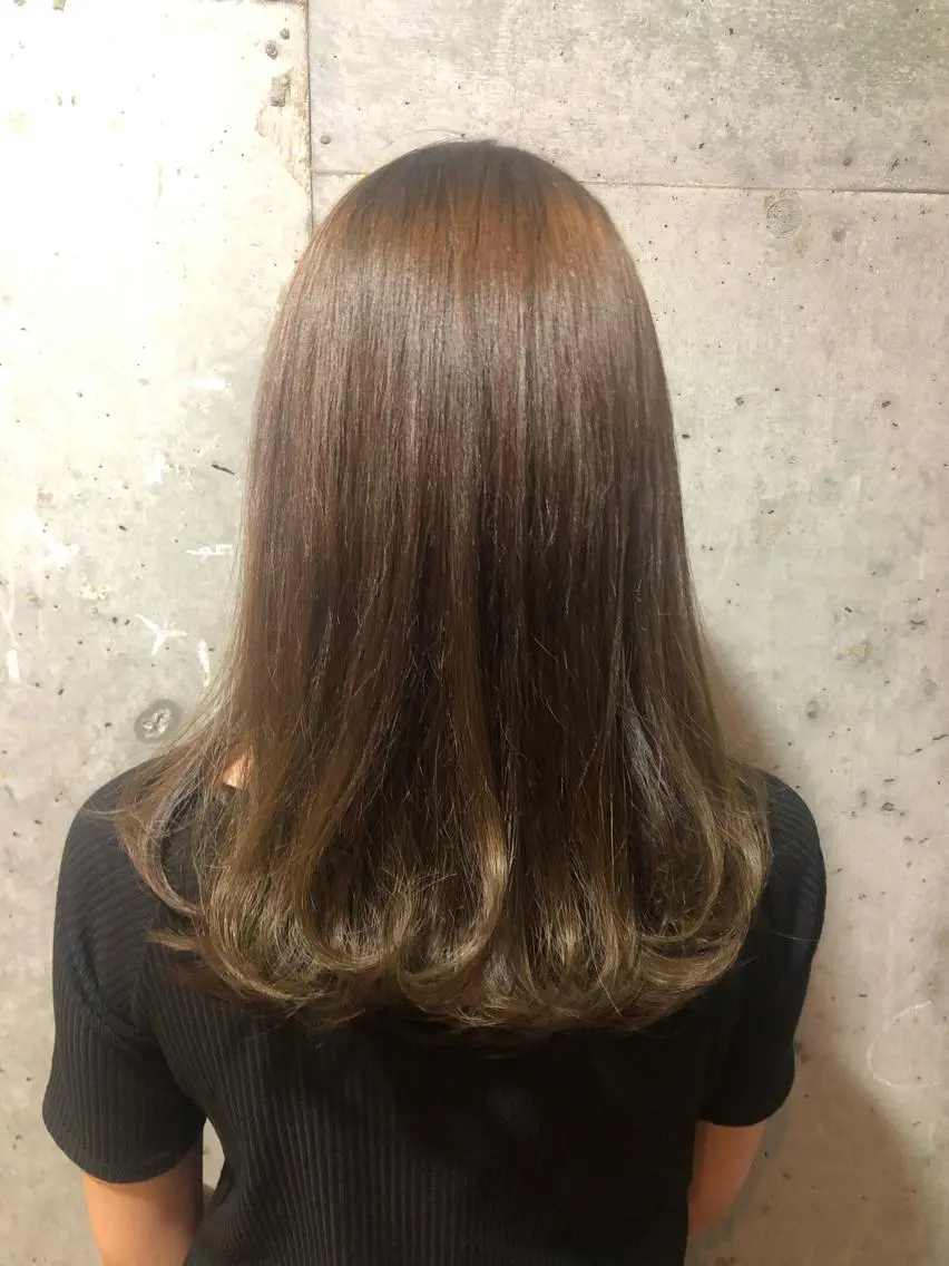 ロング カラー ベージュカラー 透明感カラー オリーブベージュ シールエクステ 🪽CHIAKIのヘアスタイル