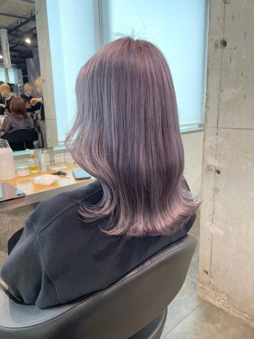セミロング カラー パーマ ヘアアレンジ メンズ キッズ ネイル マツエク・マツパ アイブロウ メンズブリーチ メンズハイトーン ブリーチ ハイトーンカラー ラベンダーカラー 透明感カラー・レイヤ ー🎀amika🎀のヘアスタイル