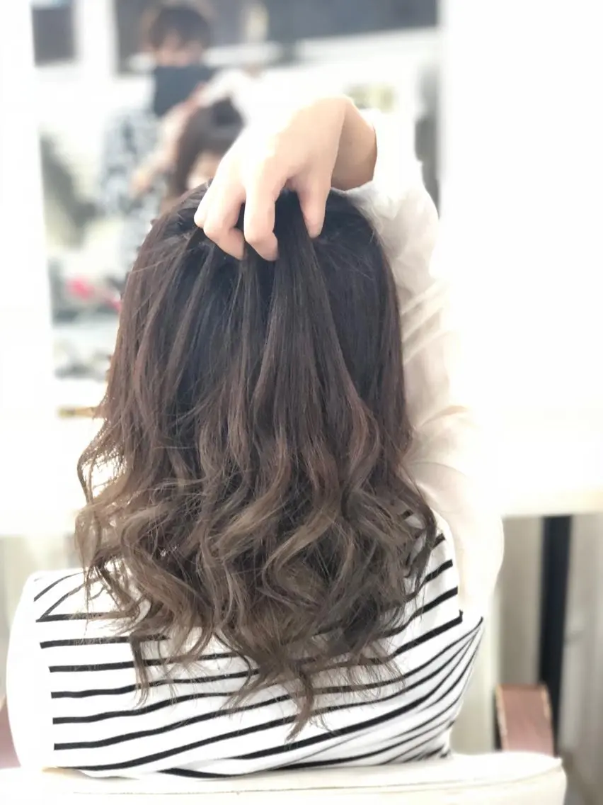 ミディアム カラー ヘアアレンジ アッシュ アッシュグレー アッシュグレージュ グラデーションカラー グレージュ 枝毛カット&髪質改善 満足NO.1岡しゃんのヘアスタイル