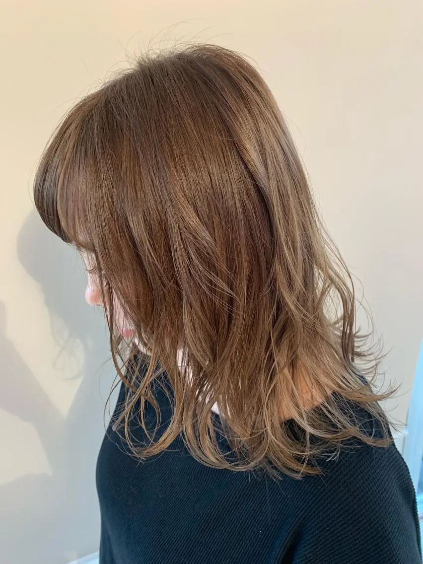 セミロング カラー パーマ ヘアアレンジ ベージュカラー ブリーチ ミルクティーベージュ 加藤 綾華のヘアスタイル