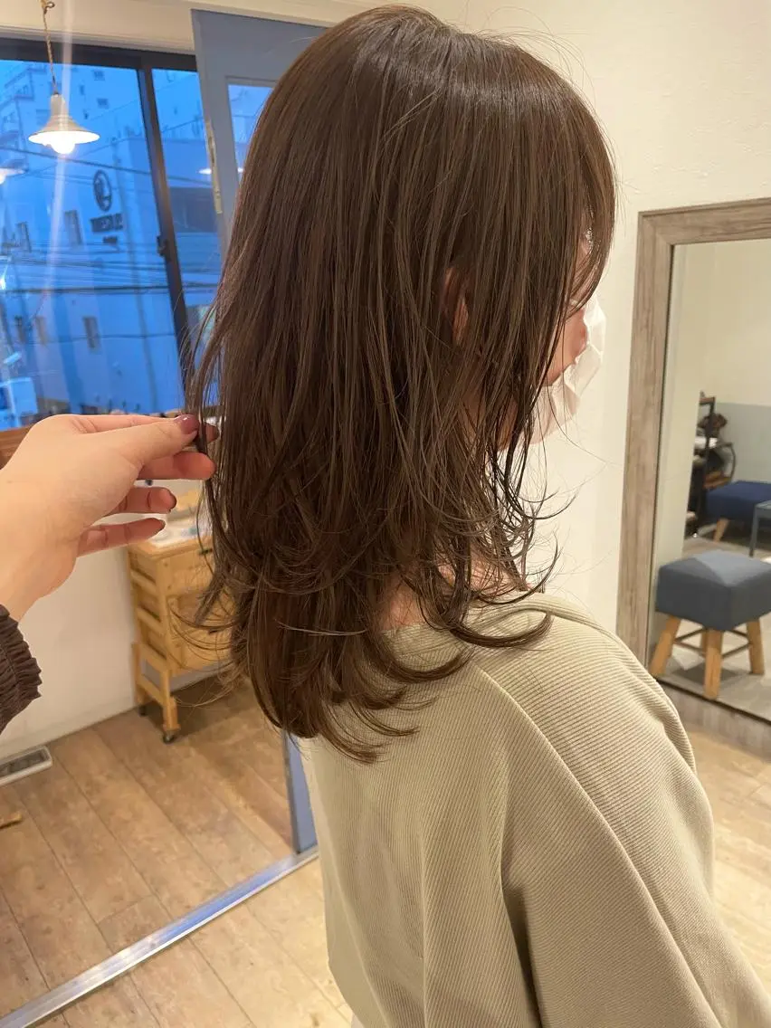 ミディアム カラー ボブレイヤー ベージュカラー ブリーチ 透明感カラー グレージュ 🩰オリーブ/ ベージュ松本咲花🩰のヘアスタイル