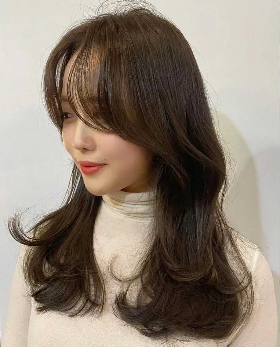 セミロング カラー ベージュカラー ブリーチ イヤリングカラー 韓国風カラー ブリーチなしカラー カット ヘアカラー トリートメント 鈴木 一貴のヘアスタイル