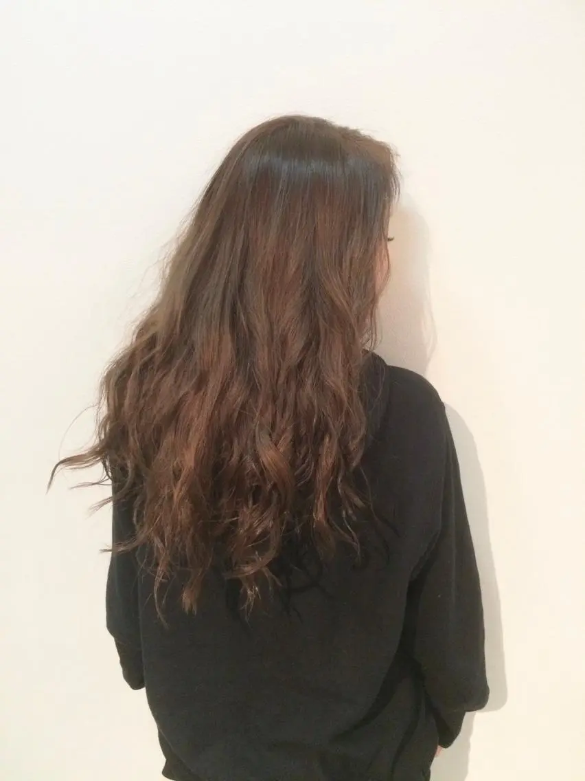 ロング カラー グレージュ 岡本 智次のヘアスタイル