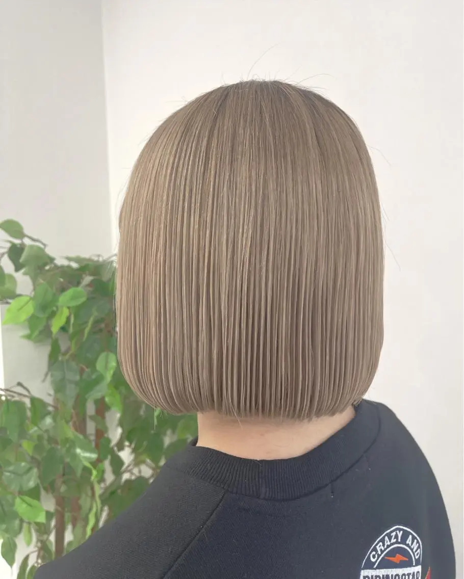 ショート 切りっぱなしボブ ボブ 𝓜𝓮𝓛𝓲𝓟 冨樫果楠のヘアスタイル