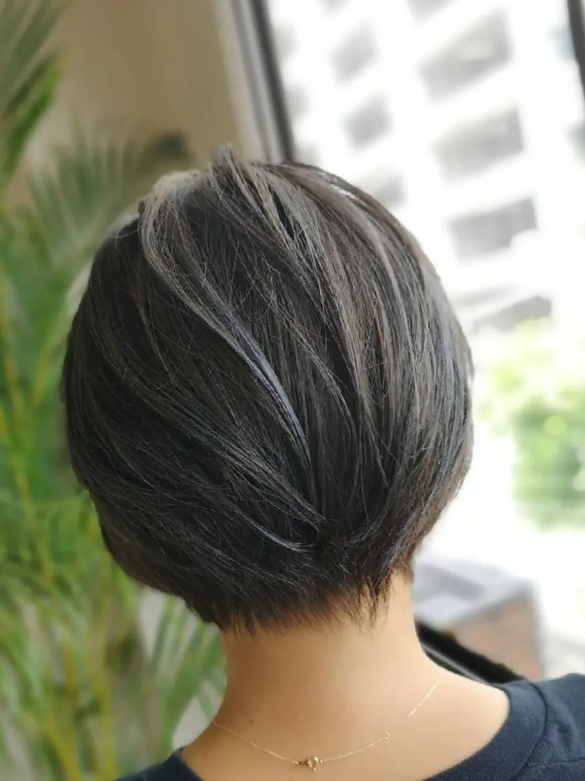 ショート カラー ブルーカラー ブルージュ ハイライトカラー ハイライト Afinar　 tomoのヘアスタイル