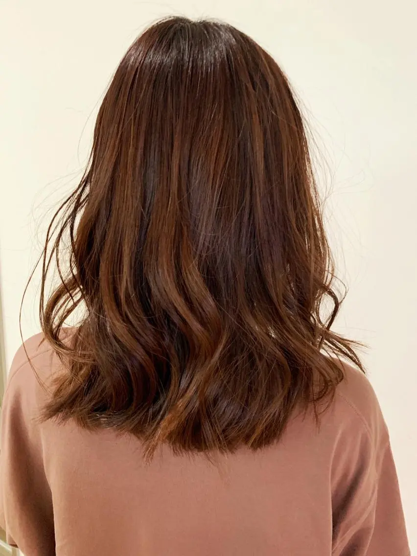 セミロング アッシュ カット ヘアカラー 佐藤 美紅のヘアスタイル