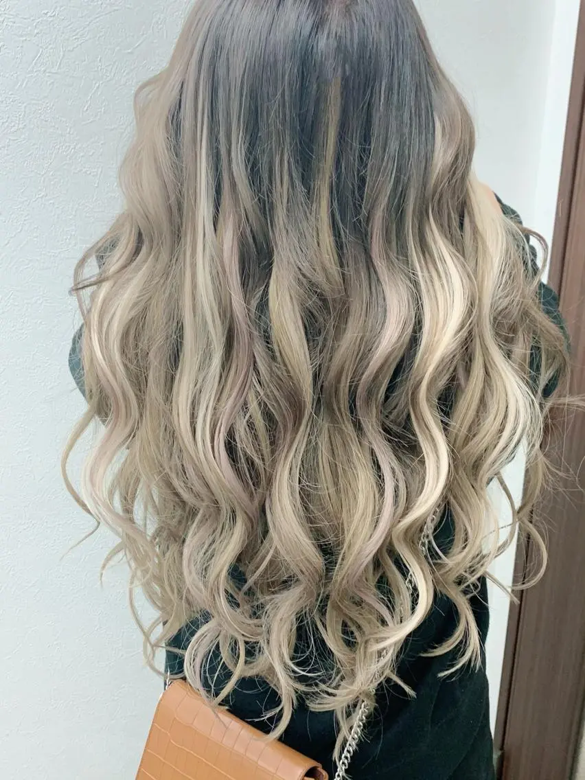 ロング カラー シールエクステ グラデーションカラー イルミナカラー メッシュ エクステ ヤナ マネージャーのヘアスタイル